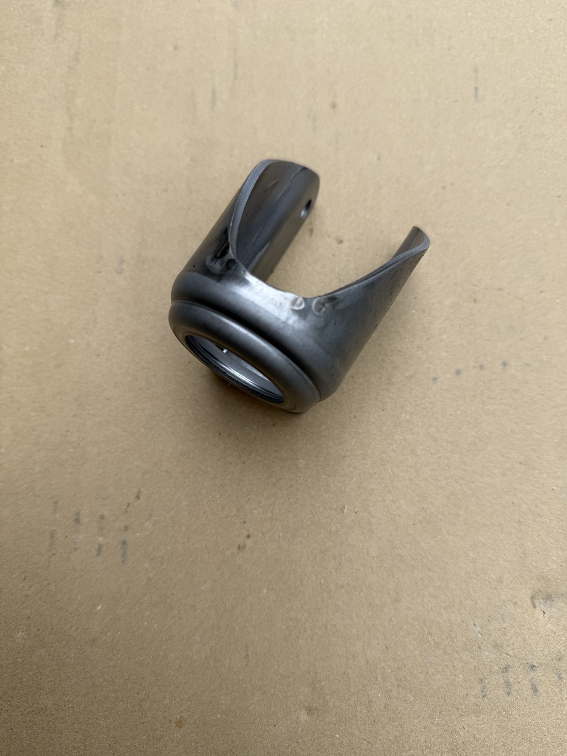 鉄製キャスター部品 バレル研磨前 別角度