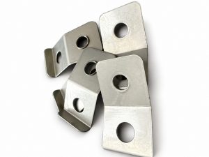 バリ取り前のステンレス製曲げ加工ブラケット
